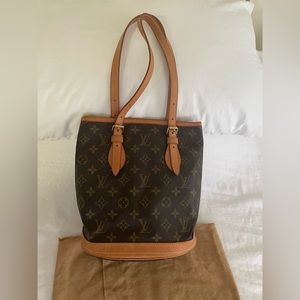 Louis Vuitton Petit Bucket Bag Monogram Canvas Brown in excellent condition.